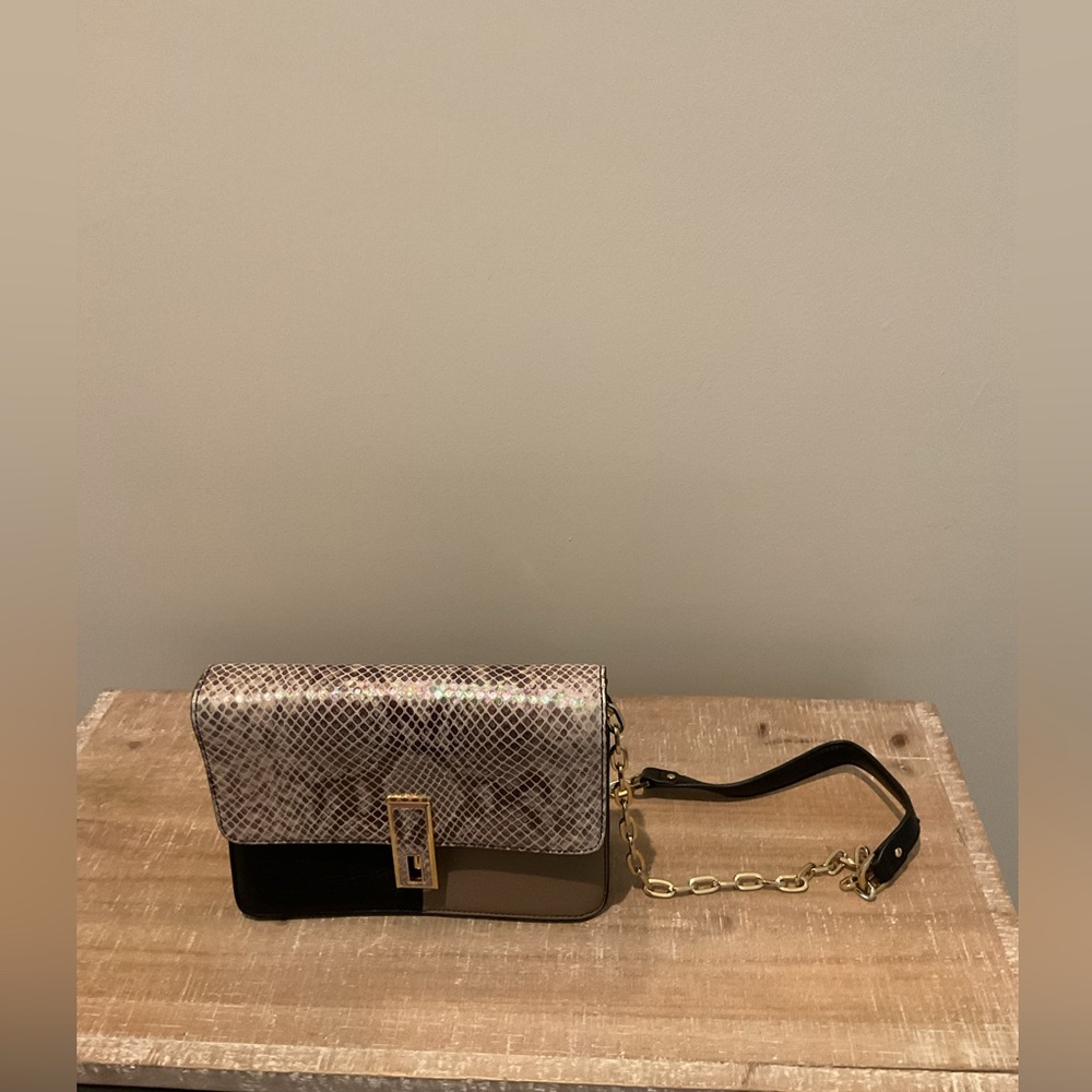Sophisticated Black and Brown Crossbody Bag with Metallic Clasp